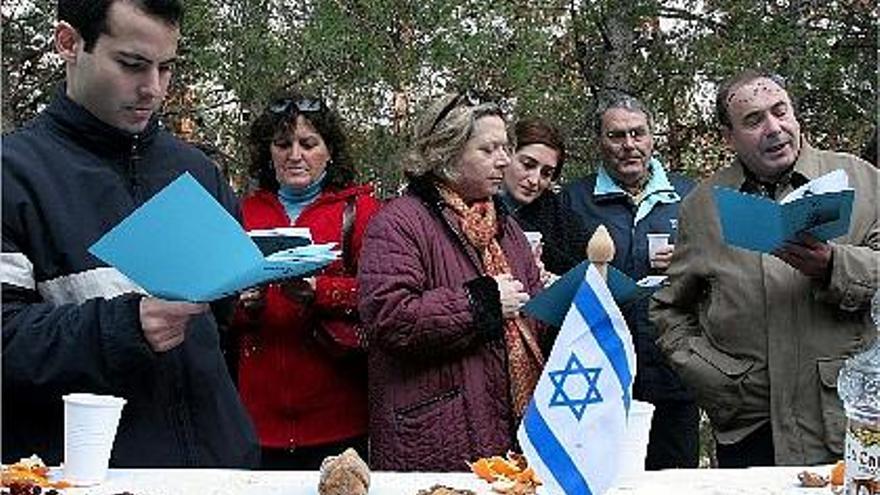 sagunt. Celebración judía del Árbol en el cementerio a los pies del Castillo de Sagunt.