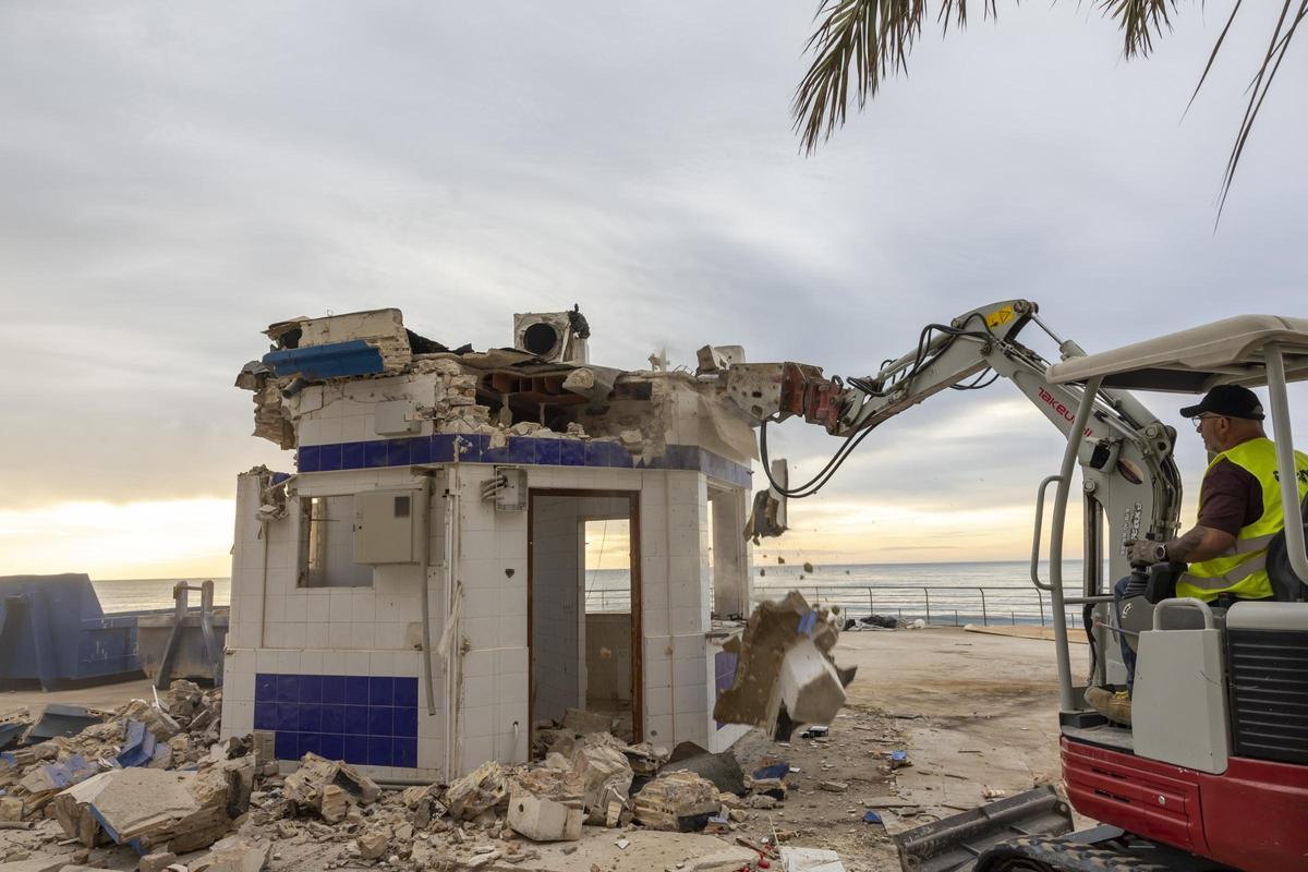 La última estampa de El Tintero. El kiosco ha sido demolido a primera hora de la mañana este martes por Costas