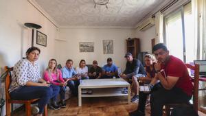 Varios solicitantes de asilo venezolanos y colombianos en un piso de Valencia.