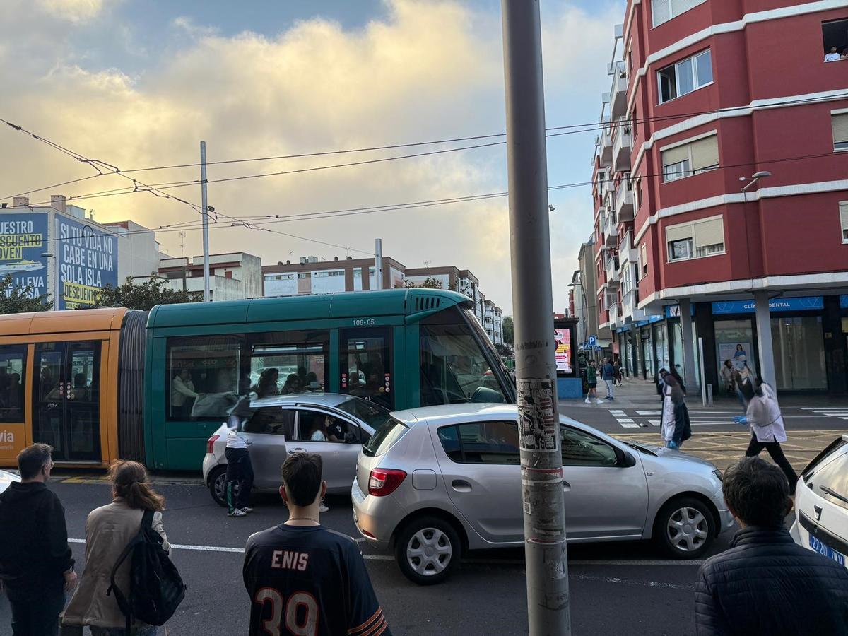 Accidente entre el tranvía y un coche en La Trinidad