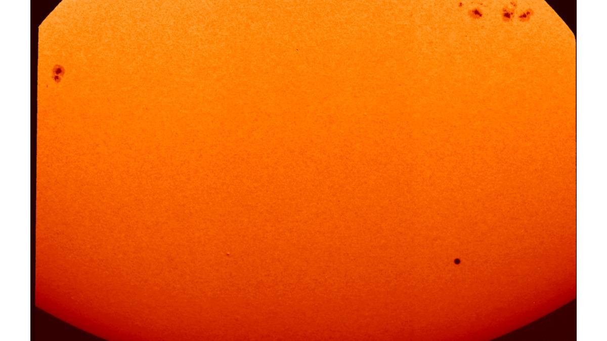 Mercurio puede verse como un pequeño punto negro que pasa hacia la parte inferior del disco solar, en una secuencia de imágenes capturadas por el generador de imágenes polarimétricas y heliosísmicas del Solar Orbiter.
