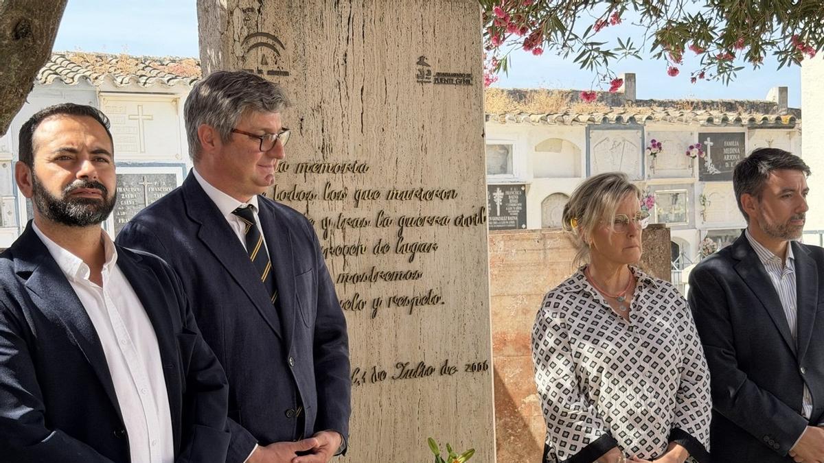 Acto institucional en el Cementerio Municipal de Puente Genil por el Día de la Memoria Histórica y Democrática.