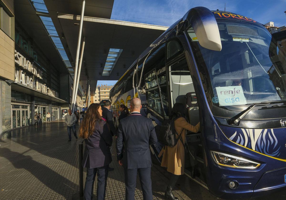 MÁLAGA ESTACIÓN DE TREN MARÍA ZAMBRANO -VIALIA -PASAJEROS CON DESTINO MADRID SUBEN AL AUTOBÚS CON DESTINO ANTEQUERA PARA COGER EL AVE A MADRID FOTOGRAFÍAS FRANCIS SILVA