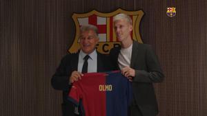 Dani Olmo firma su contrato con el Barça hasta 2030