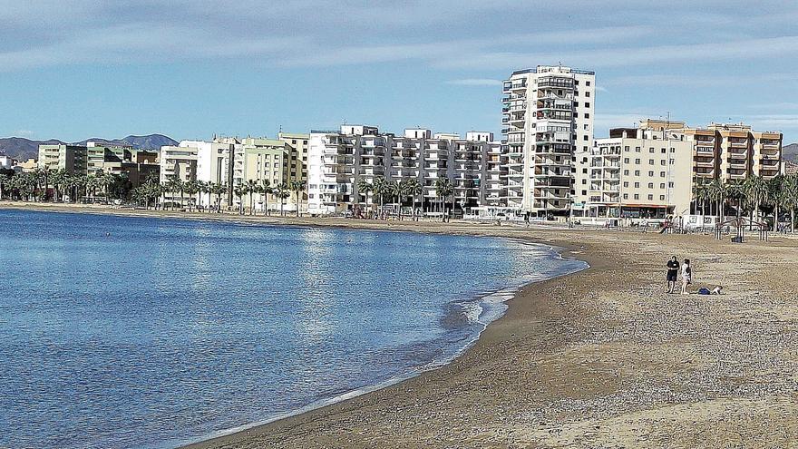Veranear en primera línea de playa alcanza los 1.320 euros semanales en la Región