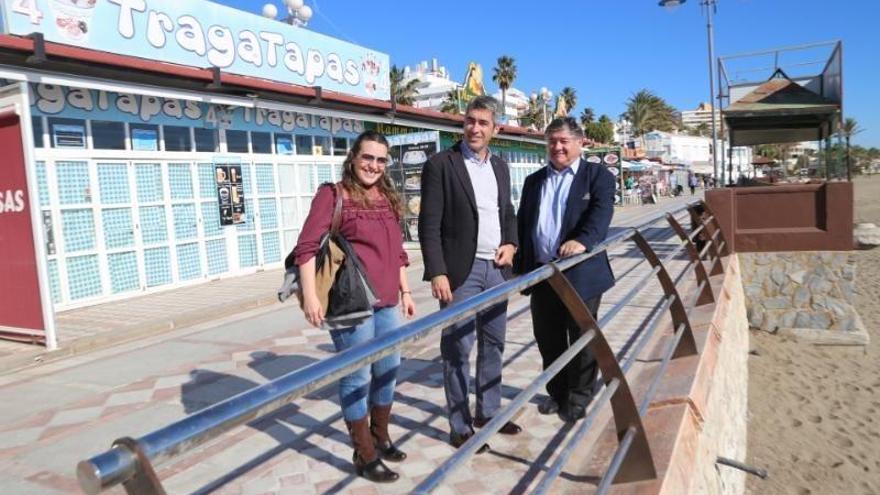 Encarni Cortés, Víctor Navas y Óscar Ramundo junto a la nueva barandilla del paseo marítimo.