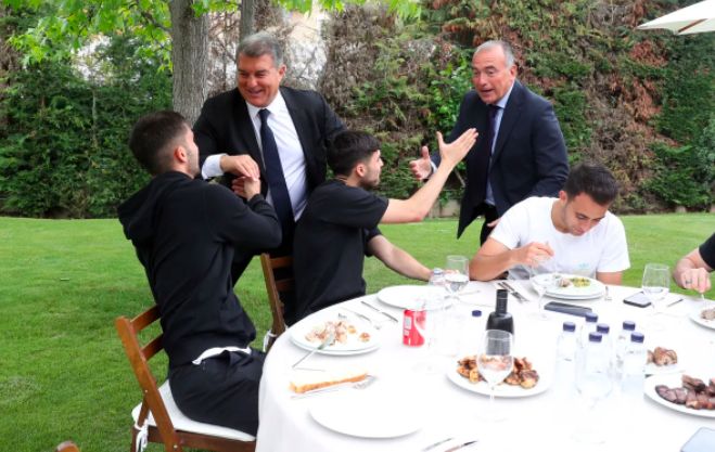 Laporta y Yuste saludan a Ferran Torres y Pedri en los jardínes de La Masia.