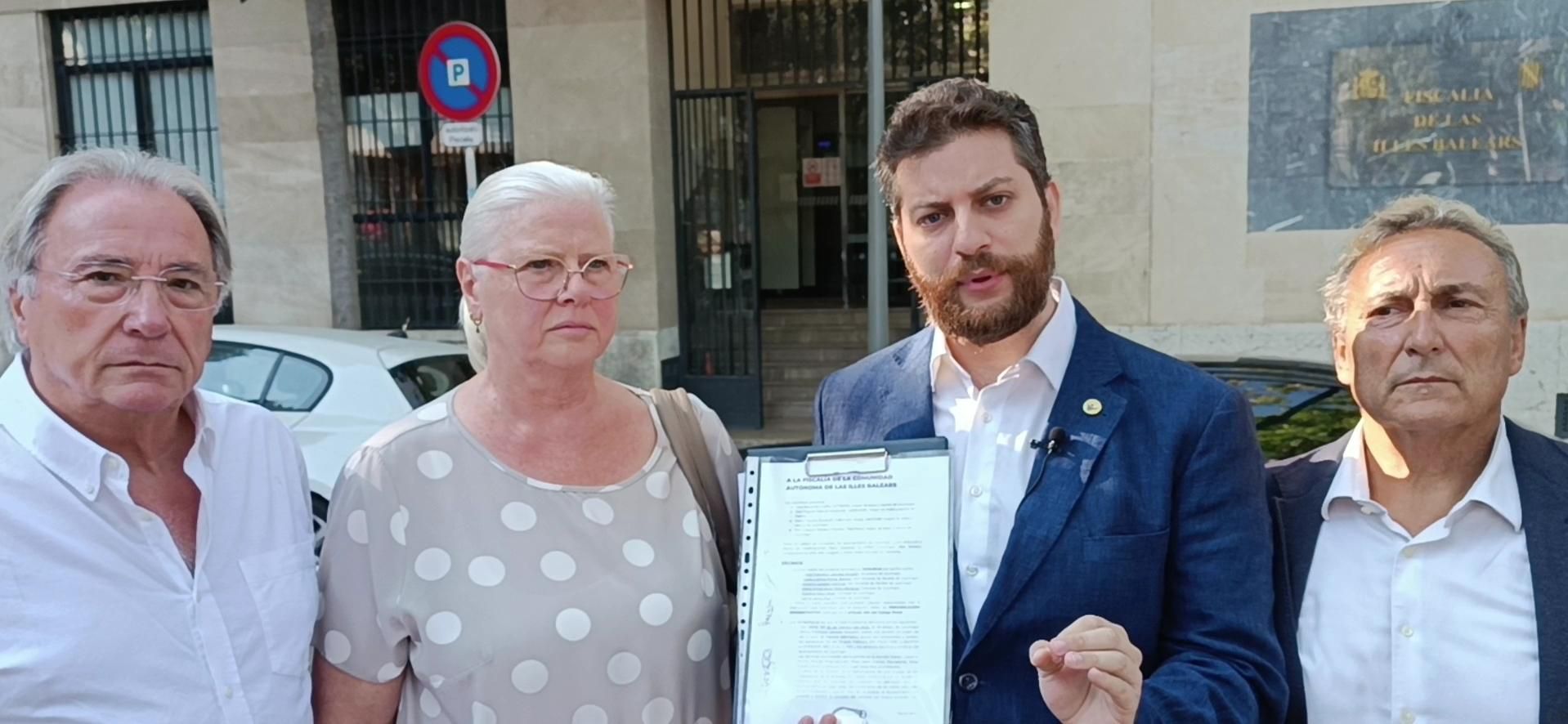 Los regidores de ambos partidos, ante la Fiscalía para presentar la denuncia.