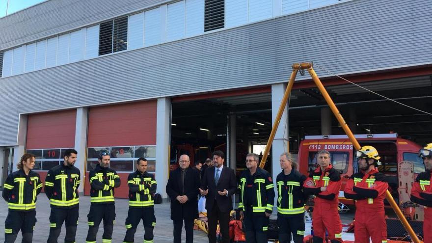 El alcalde y el concejal de Seguridad junto a los Bomberos de Alicante en una imagen de archivo