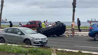 Vuelco de un coche en la GC-1