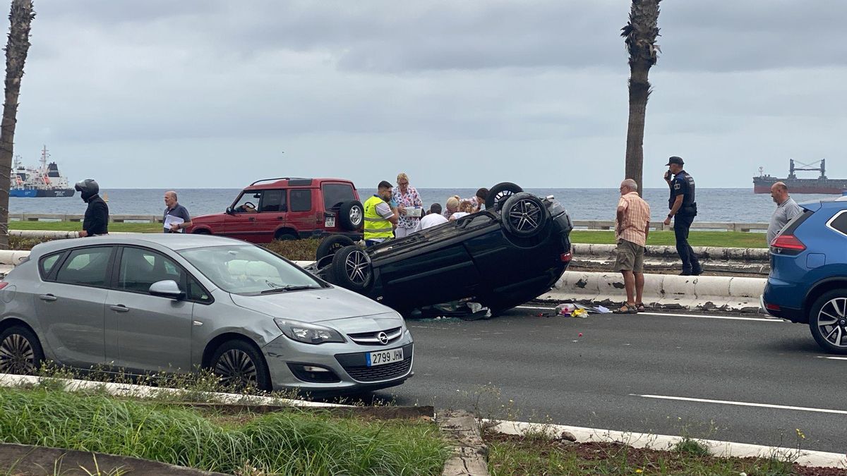 Vuelco de un coche en la GC-1