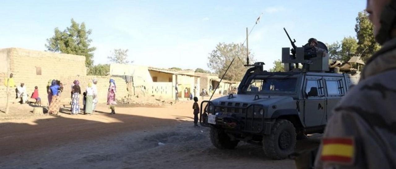 Soldados de la Brilat patrullando por un poblado de Mali a bordo de un Lince.