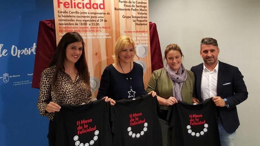 La consejera de Familia, Violante Tomás, junto a la empresaria Estrella Carrillo.