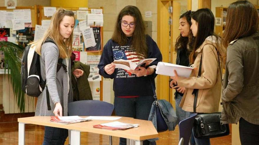 Un grupo de alumnas de Magisterio se interesan por los cursos de posgrado en el campus.