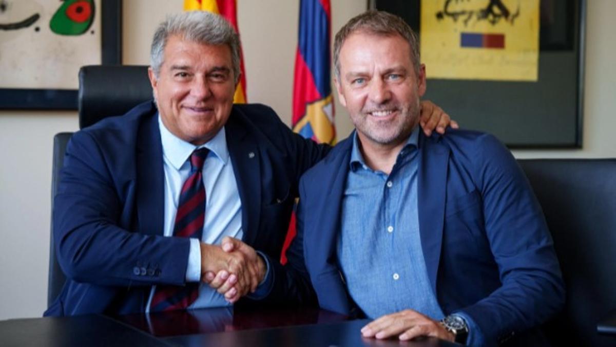 Laporta y Flick, en el despacho del presidente tras la firma del nuevo entrenador azulgrana hasta 2026.