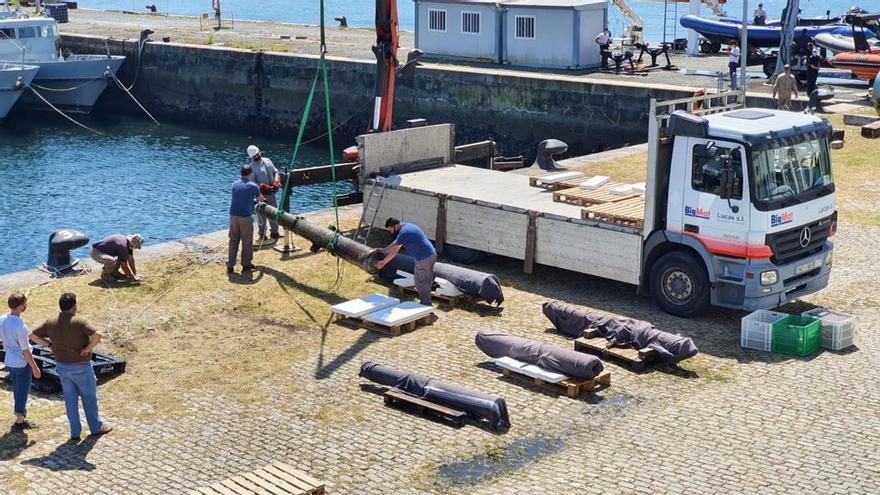 Buceadores y cañones en el Arsenal de Ferrol, preparados para el traslado