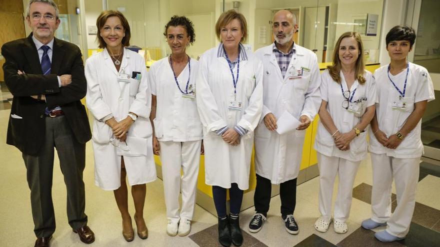 De izquierda a derecha: Dr. Ángel Sánchez del Río, jefe del Servicio de Ginecología del Hospital Álvarez Buylla, de Mieres; dra Elena Rodríguez Vega, ginecóloga del HUCA; Marián Carreira López, enfermera; dra Isabel Palacio, oncóloga del HUCA y responsable del programa de actuación en cánceres de ovarios; dr Miguel Rodríguez, director del HUCA; Natalia Pérez Fernández, enfermera; y Raquel Prieto Rodríguez, enfermera.