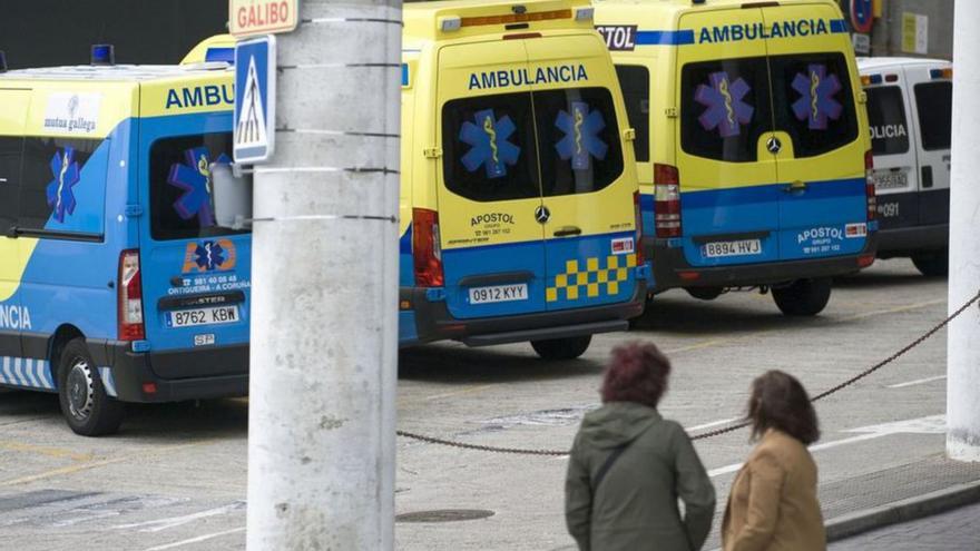 Ambulancias junto al Hospital de A Coruña | // CASTELEIRO/ROLLER AGENCIA