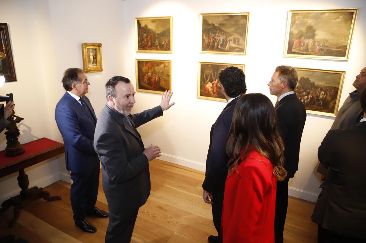 El hasta ahora archivero explica parte de la colección de cuadros del Palacio de Guevara.