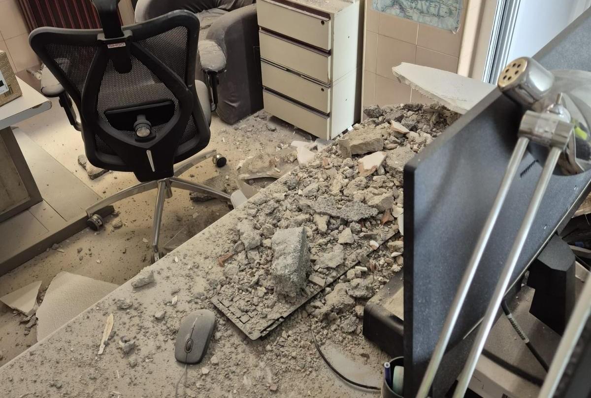 Los cascotes y el falso techo, en el suelo y sobre una mesa.