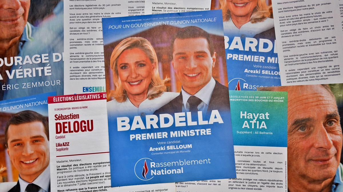 Carteles electorales de Agrupación Nacional con la imagen de Marine Le Pen y Jordan Bardella