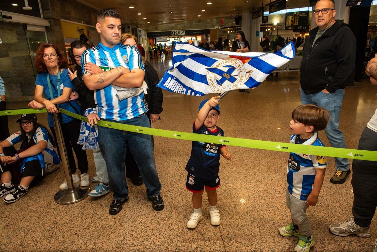 La afición acude en masa a Alvedro para recibir al Dépor tras la victoria en Cádiz