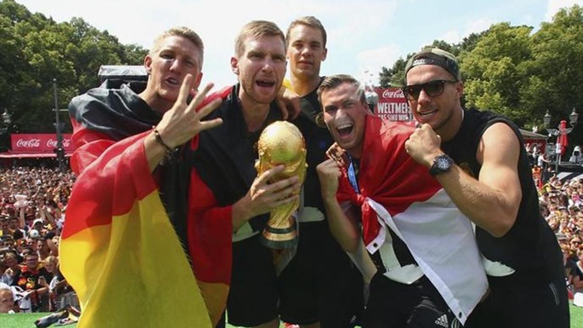 Los jugadores alemanes, con la Copa del Mundo