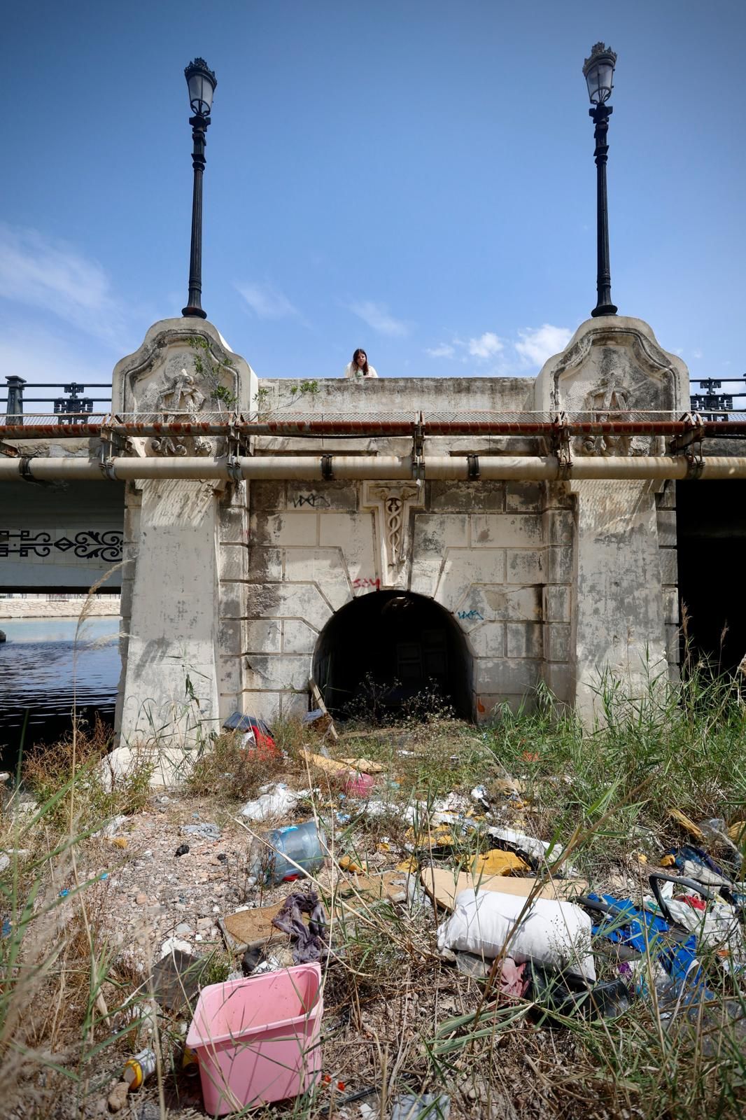 El puente de Astilleros, completamente degradado y a rebosar de basura