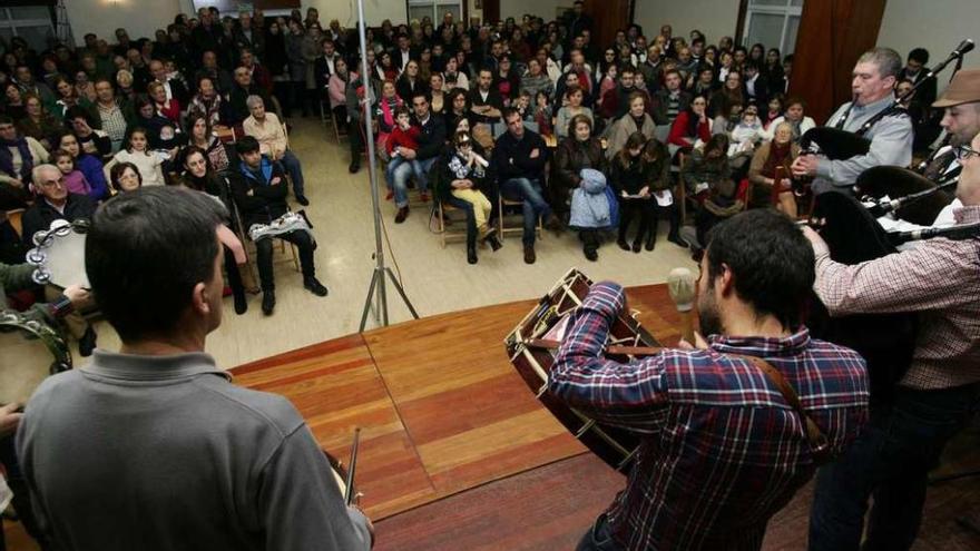 Actuación del grupo de gaitas O Arco, ayer, en el concierto solidario de Merza. // Bernabé/Gutier