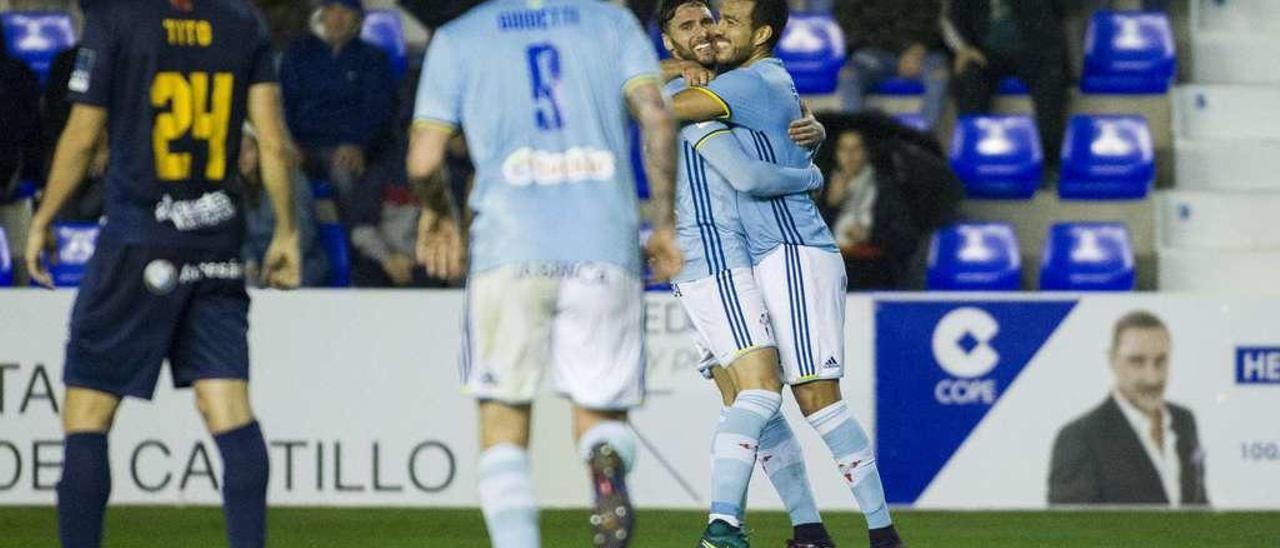 Sergi Gómez y Cabral se abrazan tras marcar el gol en La Condomina. // LOF