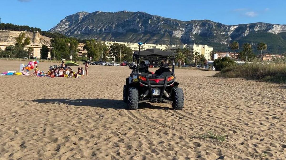 La patrulla de la Policía Local recorre la playa en el vehículo buggy LEVANTE-EMV