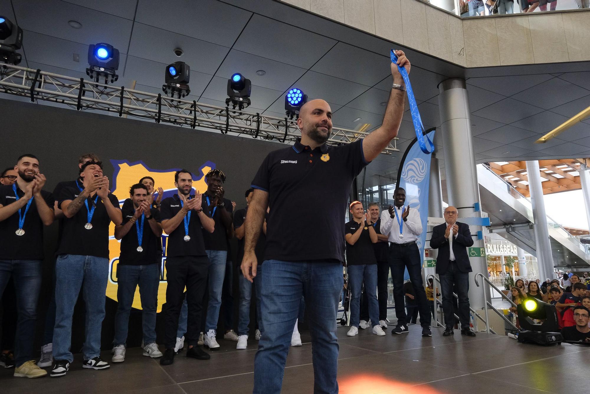 El Granca pasea la copa de campeón de la Eurocup por el CC Alisios