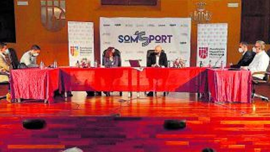 Ponentes de lujo en la mesa redonda sobre deporte base. | J.M.LÓPEZ