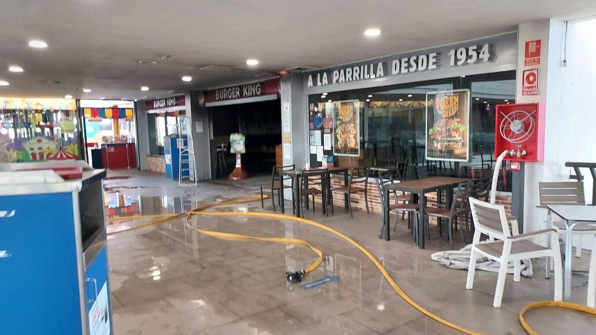 Estado de la zona del incendio registrados en el centro comercial tras la intervención de los bomberos del Consorcio de Emergencias de Lanzarote.