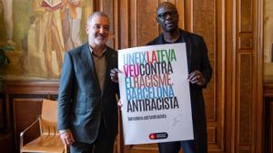 Jaume Collboni junto a Lilian Thuram en la inauguración de la campaa Veus contra el racisme