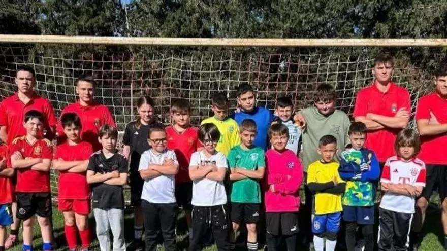 El campus de fútbol ameniza las vacaciones escolares durante la Semana Santa