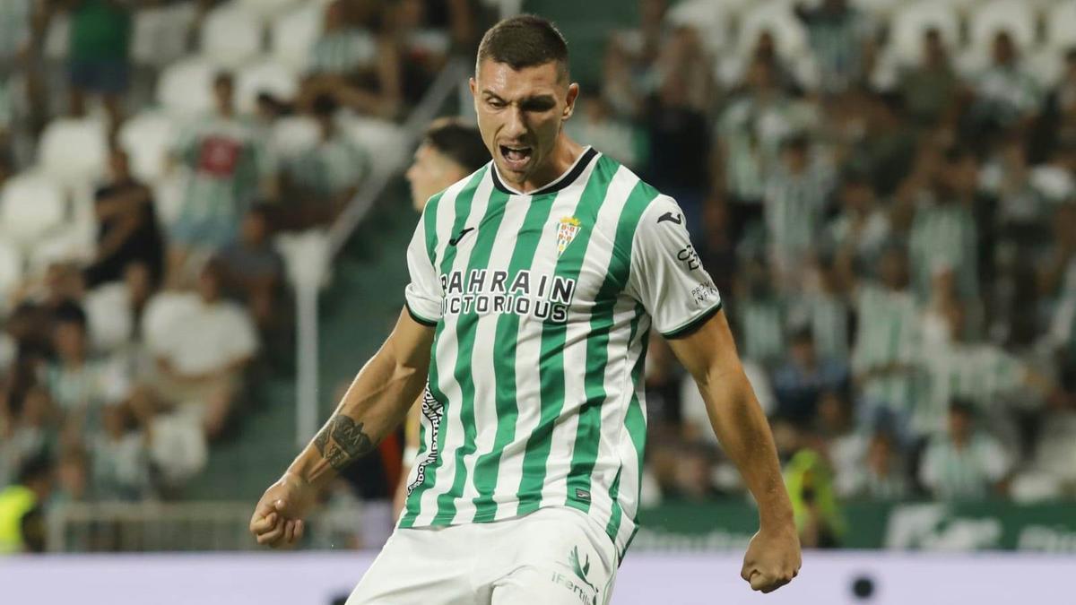 Adrián Fuentes celebra un gol esta temporada con el Córdoba CF.