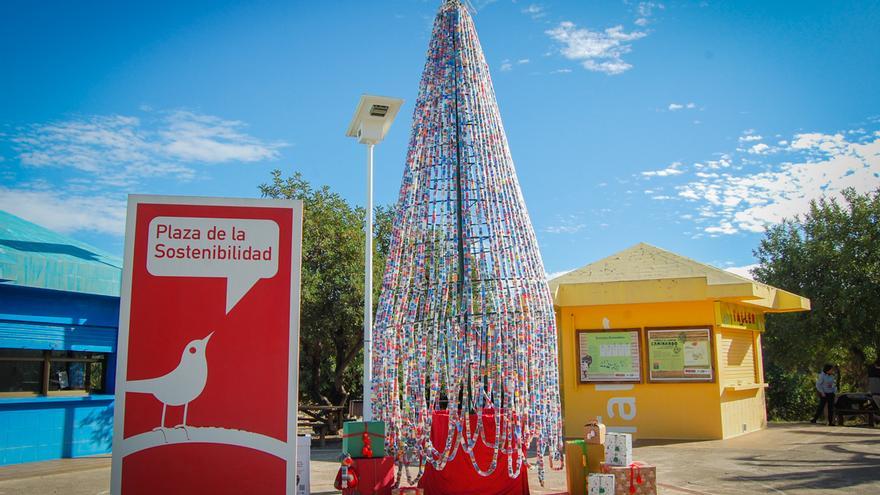 Más de 56.000 tapones de plástico forman los árboles de Navidad de la UMU
