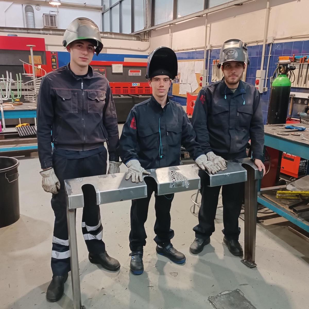Alumnat de Fabricació Mecànica del CIPFP Ciutat de l’Aprenent de València amb un dels aparcapatinets que han fet.
