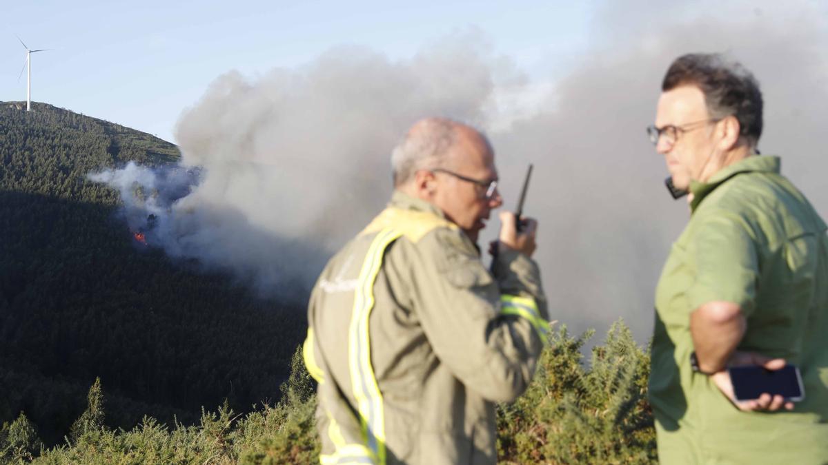 El incendio en el monte Xiabre amenaza casas en Caldas