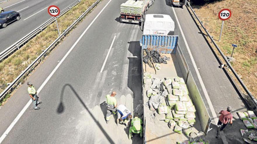 Grandes retenciones en la Vía de Cintura al perder un camión sacos de cemento