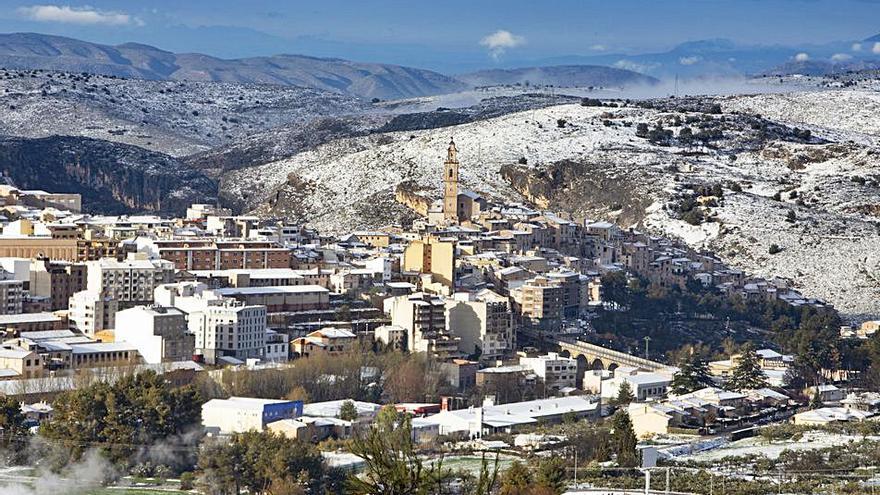 Una copiosa ventisca deja hasta 5 cm de nieve en dos horas en Bocairent | PERALES IBORRA 