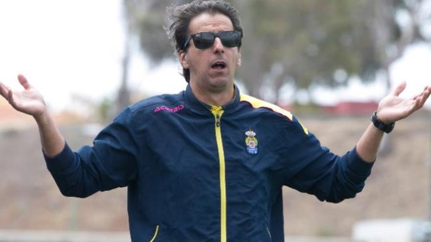 Mingo Oramas da instrucciones ante el Racing B.