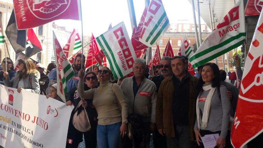 Protesta de los trabajadores del servicio de restauración en Larga Distancia, esta mañana.