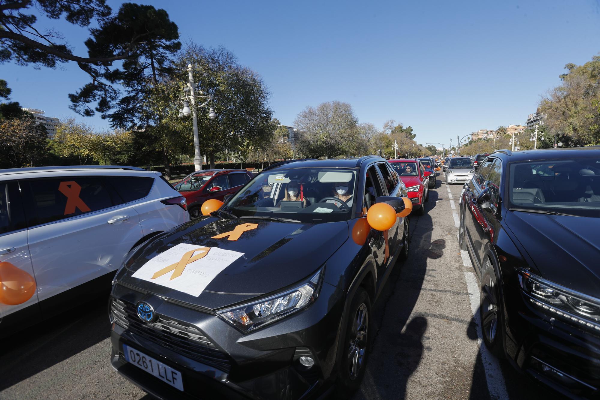 Caravana de vehículos en protesta por el Ley Celaá en València