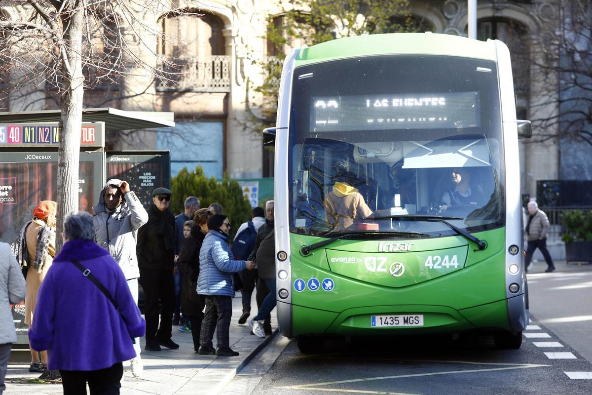 Varios usuarios se suben al autobús en el centro de Zaragoza.