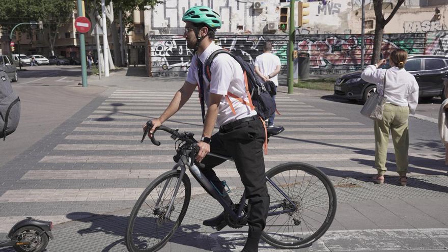 Nueva ordenanza cívica | Esta es la opinión de los usuarios de bicicleta en Palma por tener que bajarse en los pasos peatonales