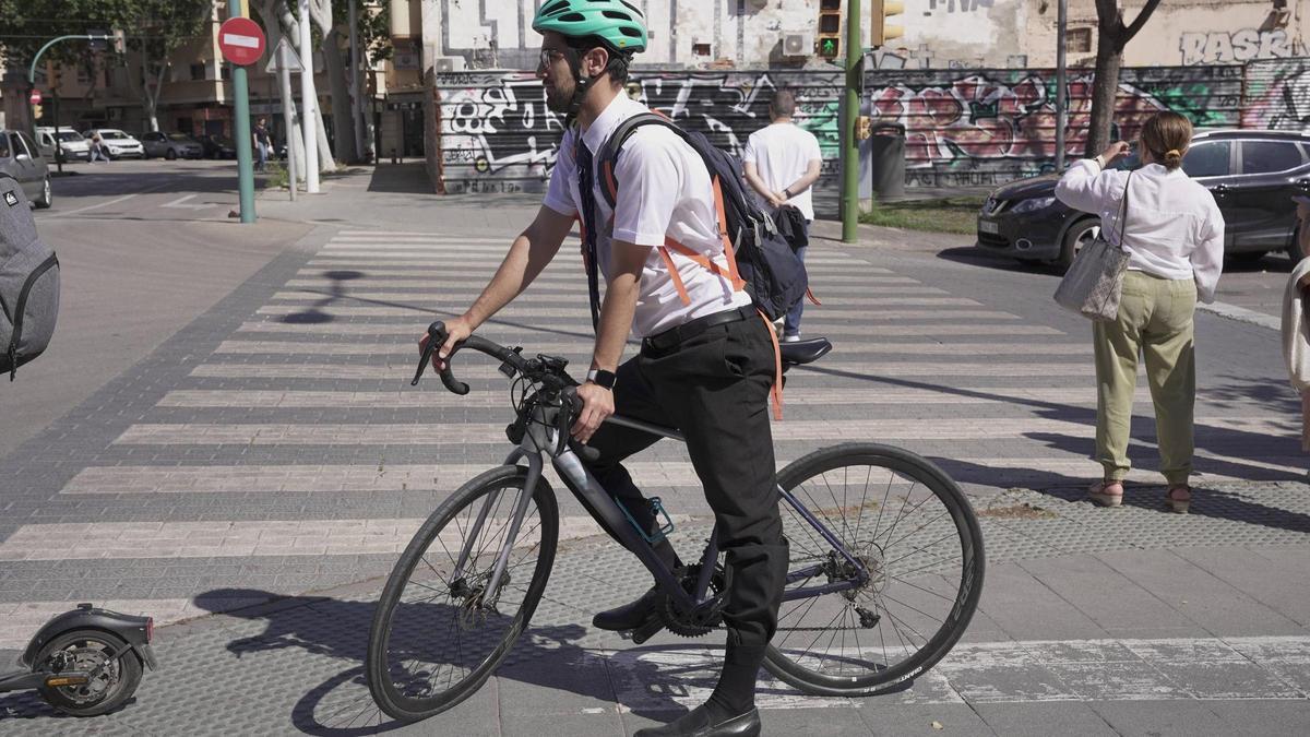 Nueva ordenanza cívica | Esta es la opinión de los usuarios de bicicleta en Palma por tener que bajarse en los pasos peatonales