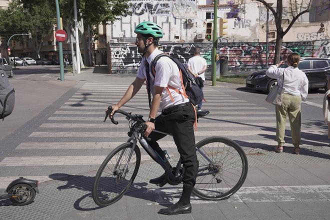 Nueva ordenanza cívica | Esta es la opinión de los usuarios de bicicleta en Palma por tener que bajarse en los pasos peatonales