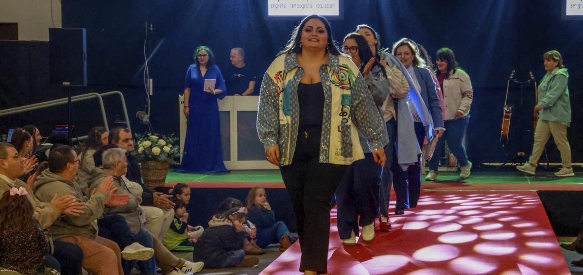 El evento solidario de moda con desfile incluido de GaliciAME fue todo un éxito de participación y público en Cambados. | IÑAKI ABELLA